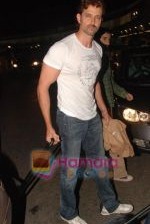 Hrithik Roshan leaves for NY with family last night at 1 am on 12th May 2010 (6).JPG